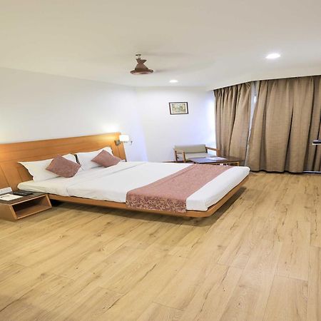 Palette Hotel Surya Vadodara Esterno foto