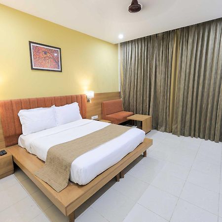 Palette Hotel Surya Vadodara Esterno foto