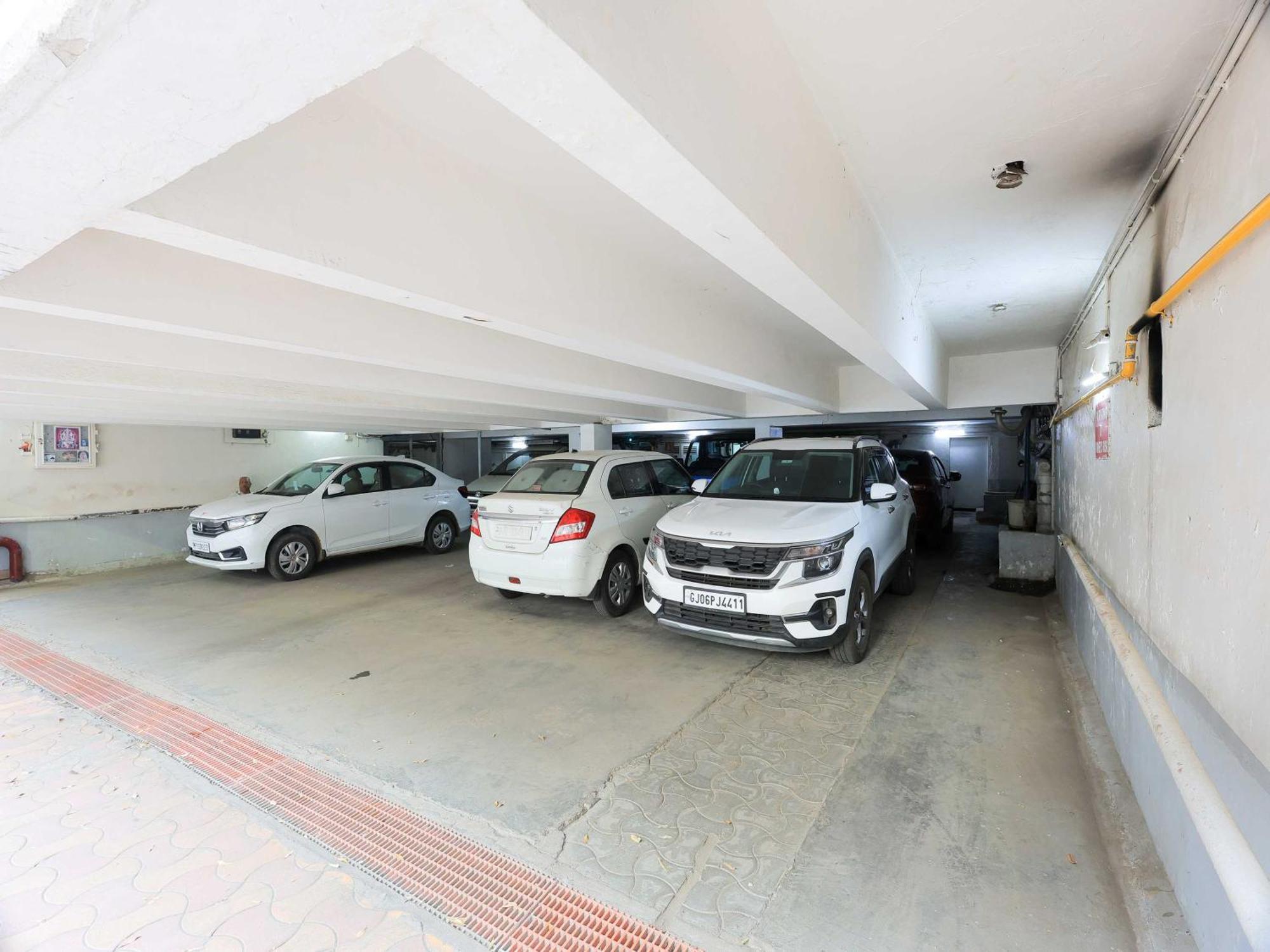 Palette Hotel Surya Vadodara Esterno foto