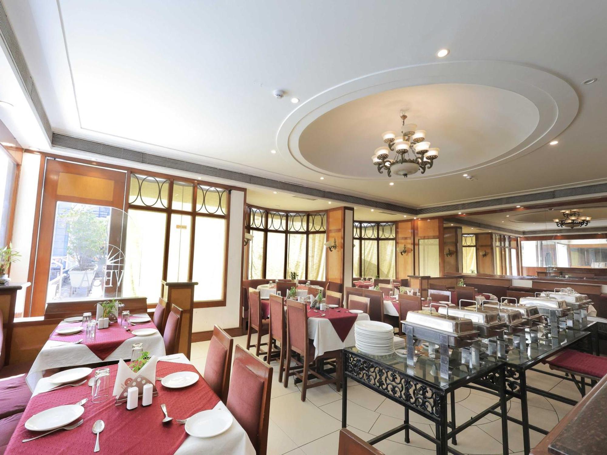 Palette Hotel Surya Vadodara Esterno foto