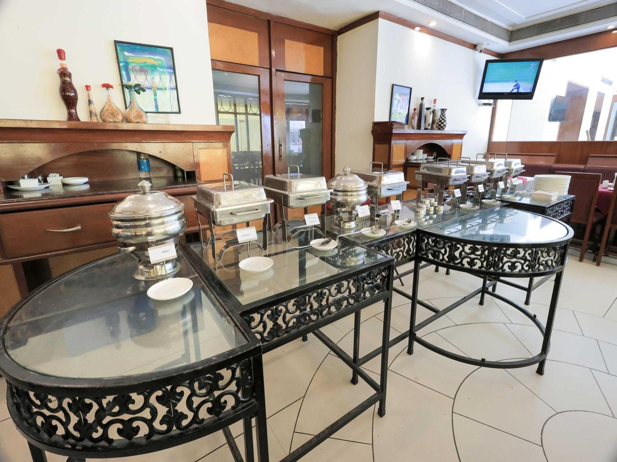 Palette Hotel Surya Vadodara Esterno foto