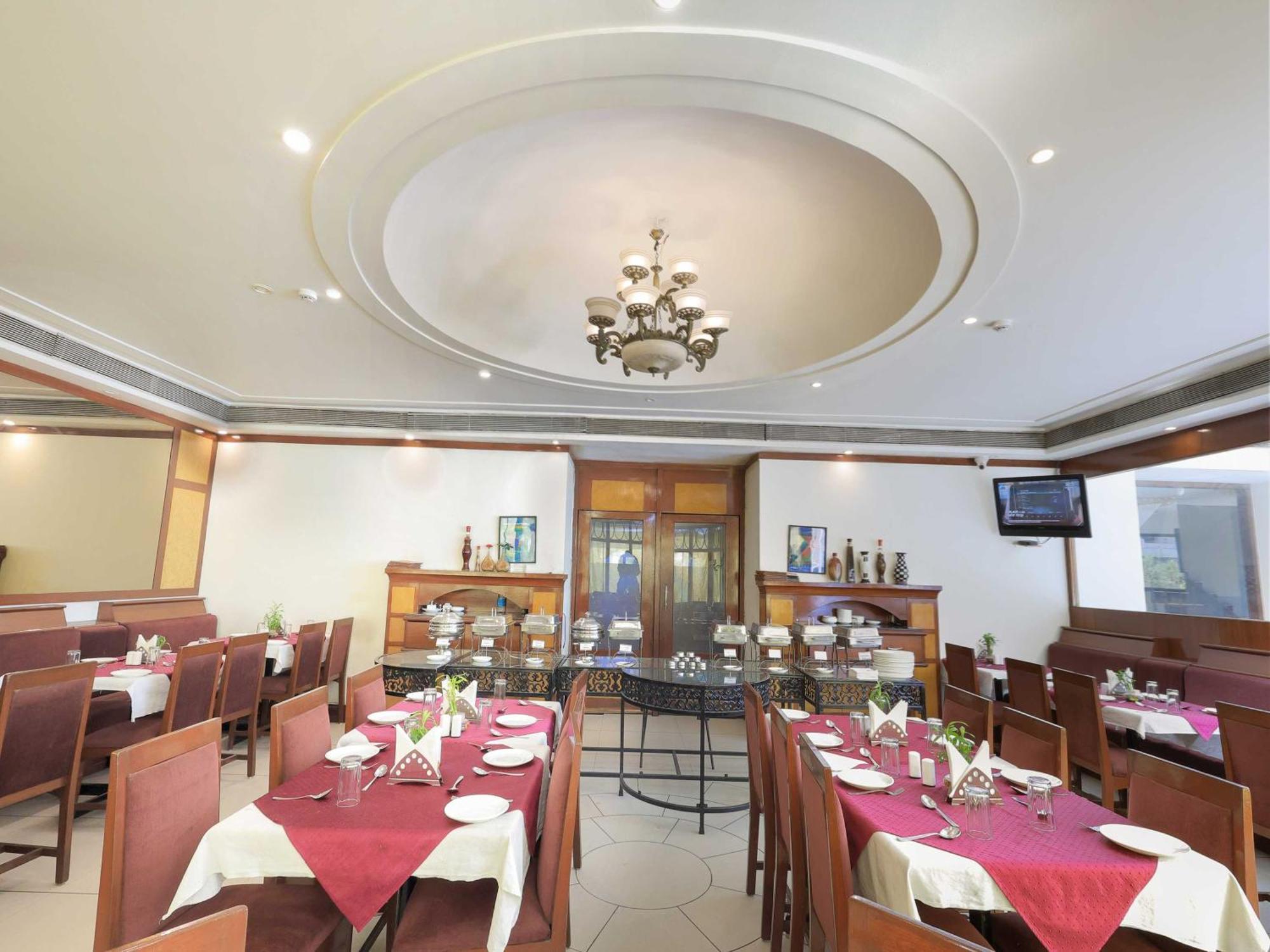 Palette Hotel Surya Vadodara Esterno foto