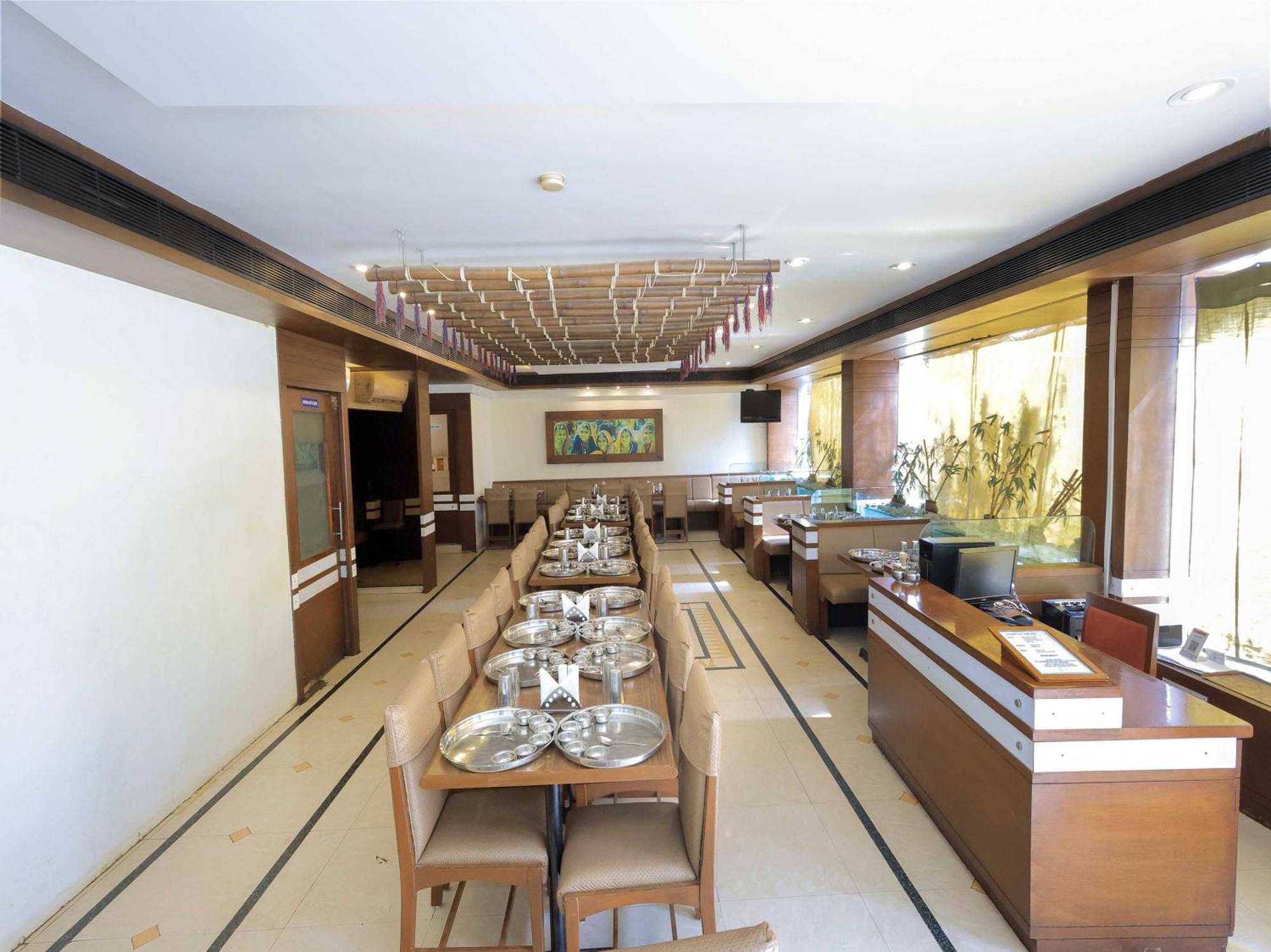Palette Hotel Surya Vadodara Esterno foto