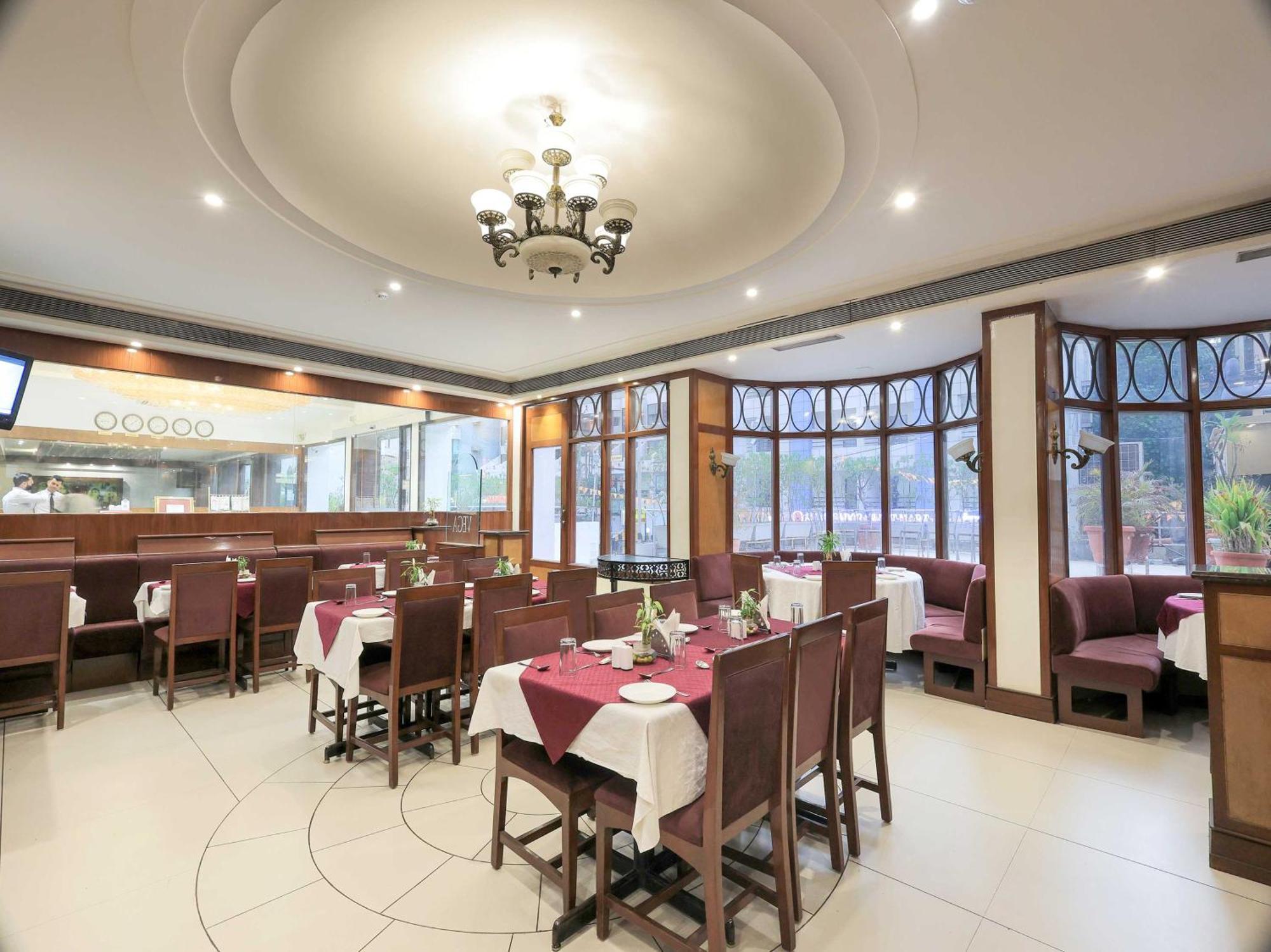 Palette Hotel Surya Vadodara Esterno foto