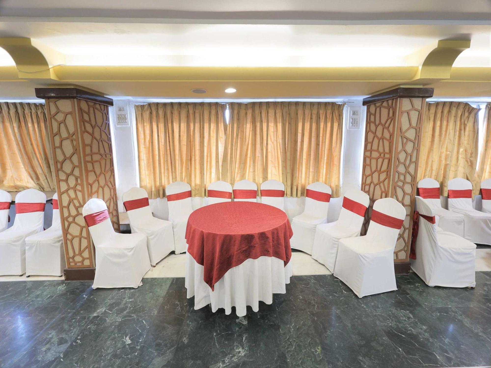 Palette Hotel Surya Vadodara Esterno foto