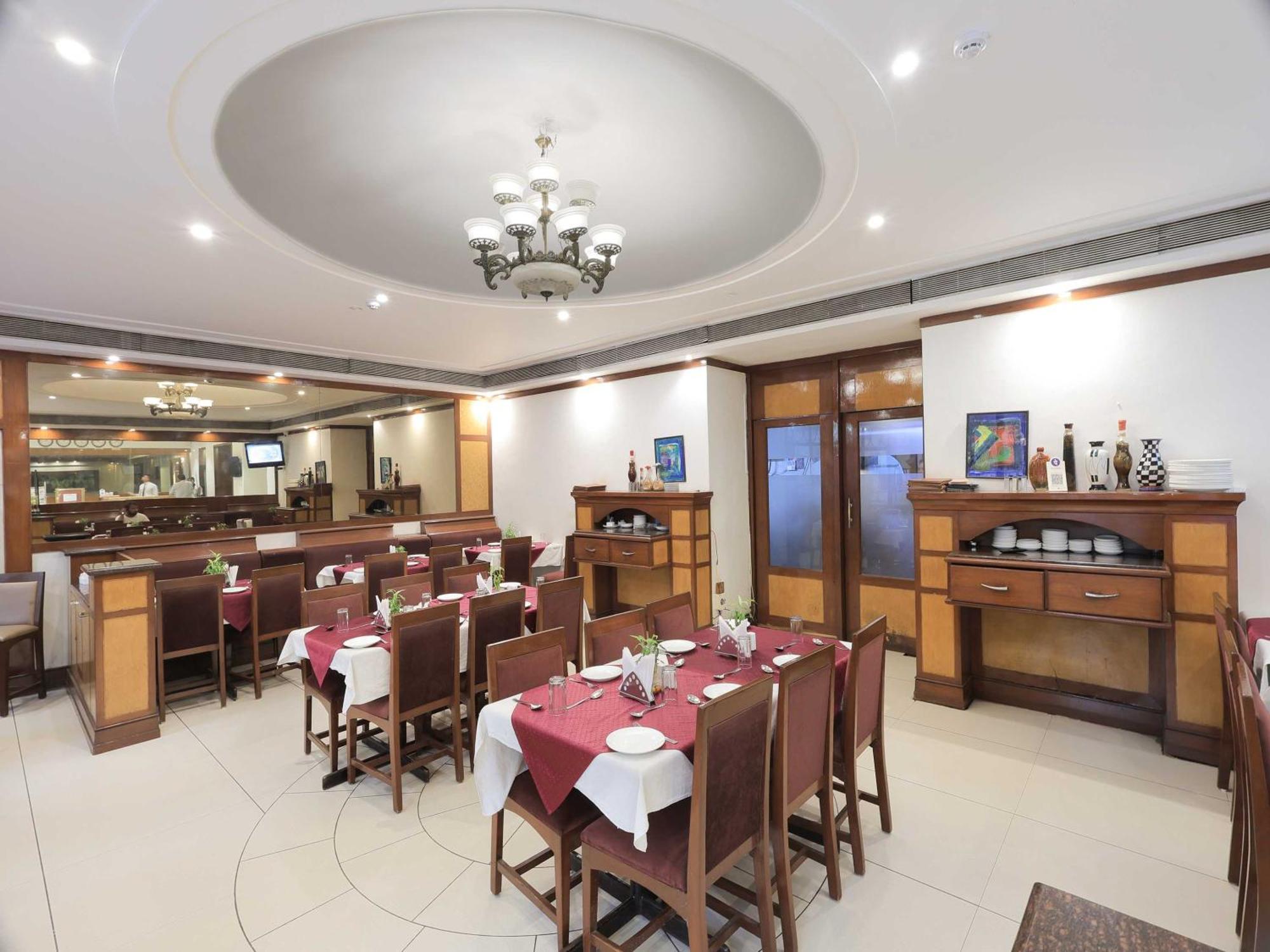 Palette Hotel Surya Vadodara Esterno foto