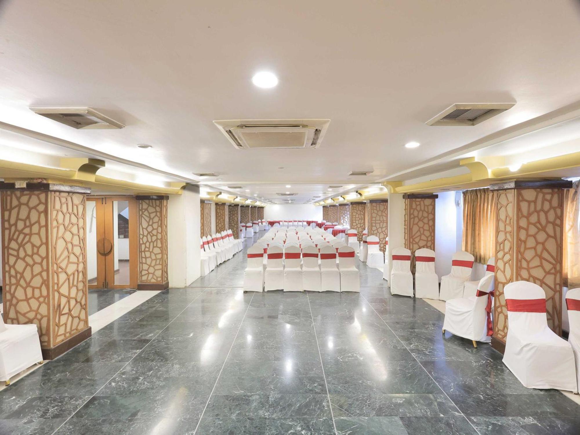Palette Hotel Surya Vadodara Esterno foto