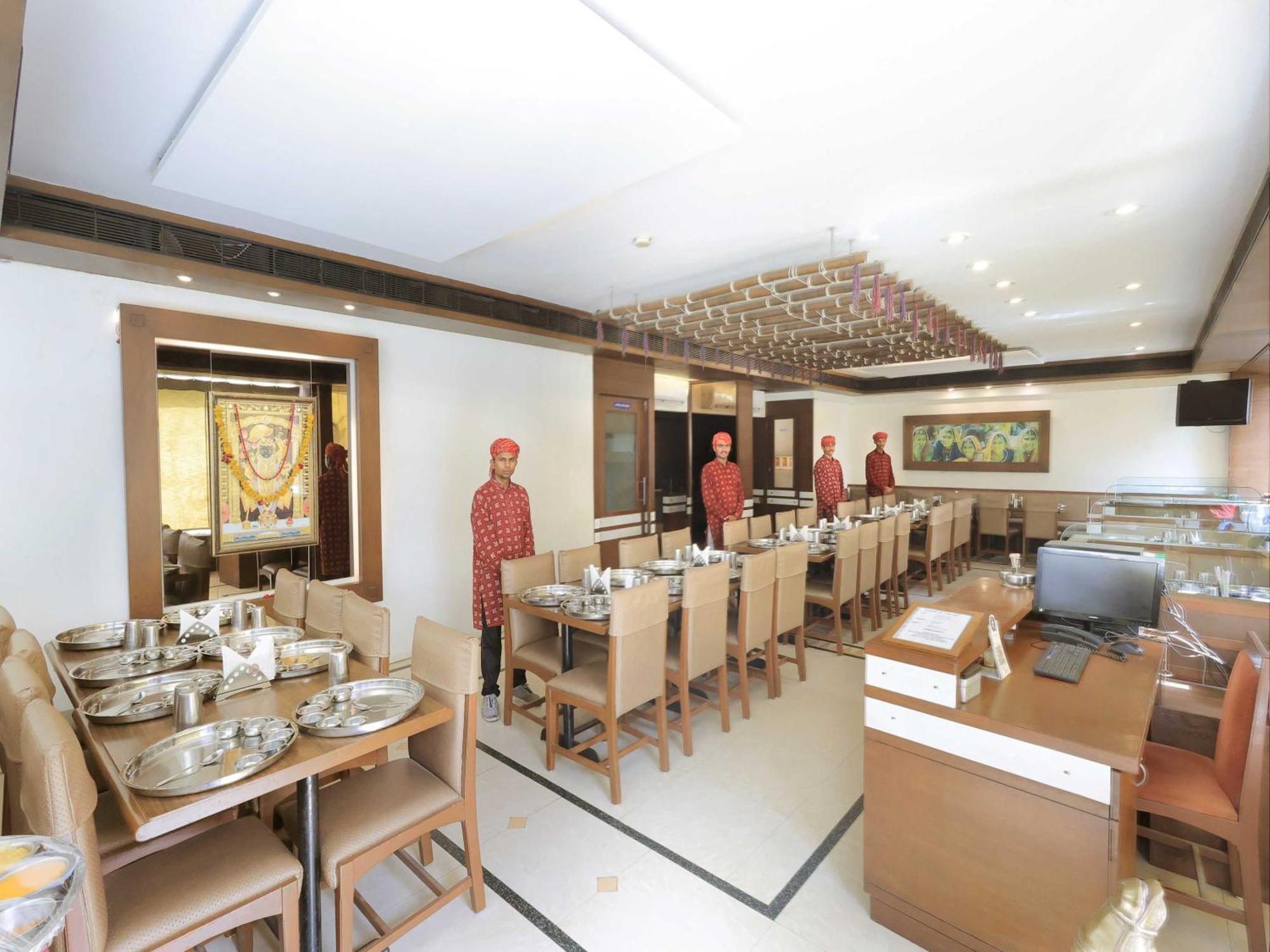 Palette Hotel Surya Vadodara Esterno foto