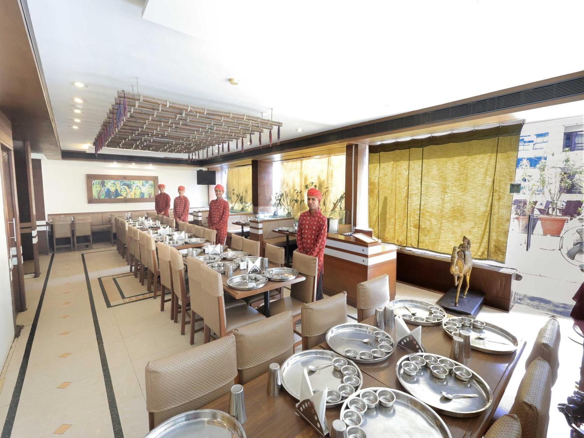 Palette Hotel Surya Vadodara Esterno foto
