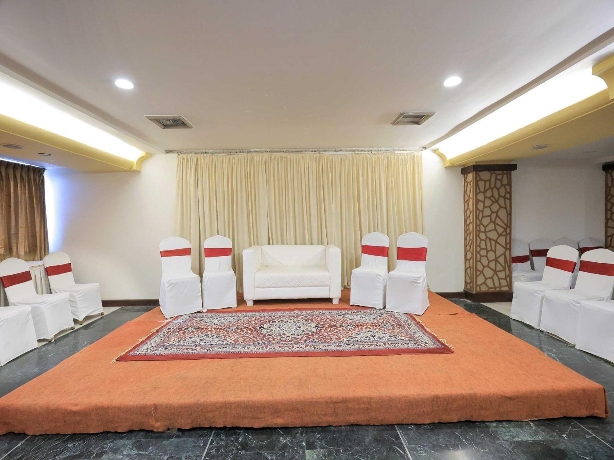 Palette Hotel Surya Vadodara Esterno foto