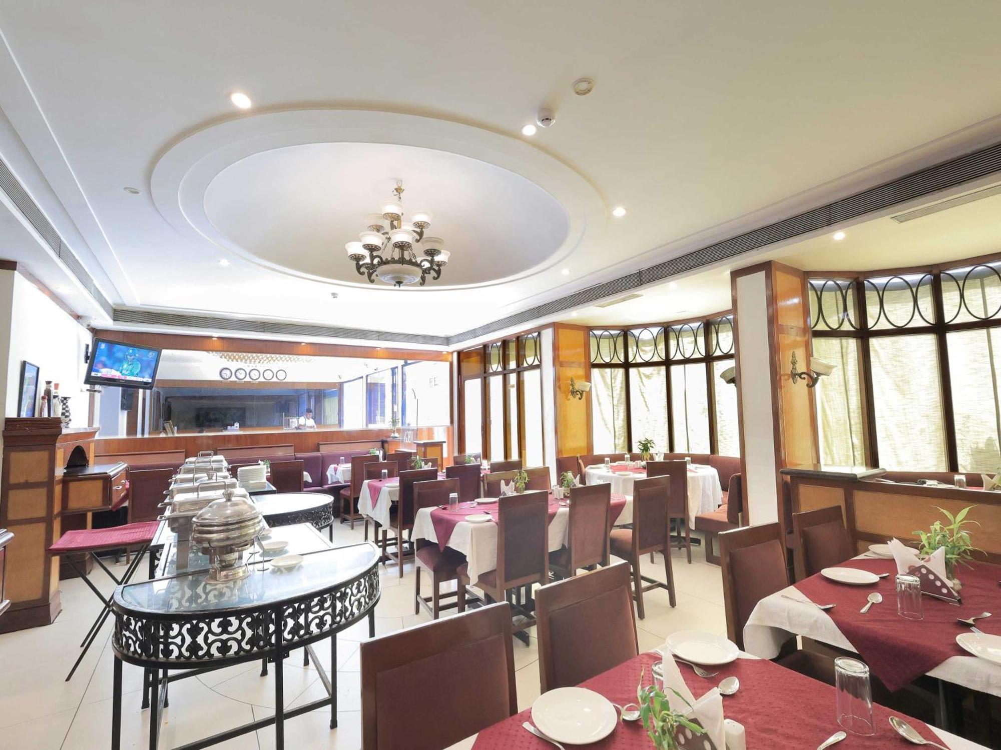 Palette Hotel Surya Vadodara Esterno foto