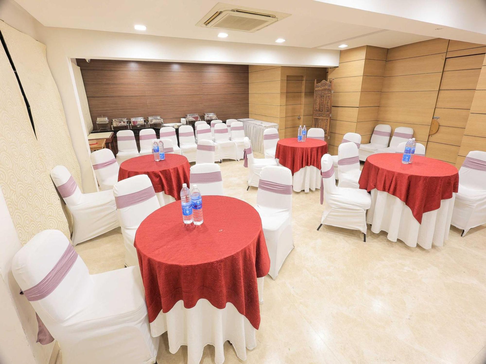 Palette Hotel Surya Vadodara Esterno foto