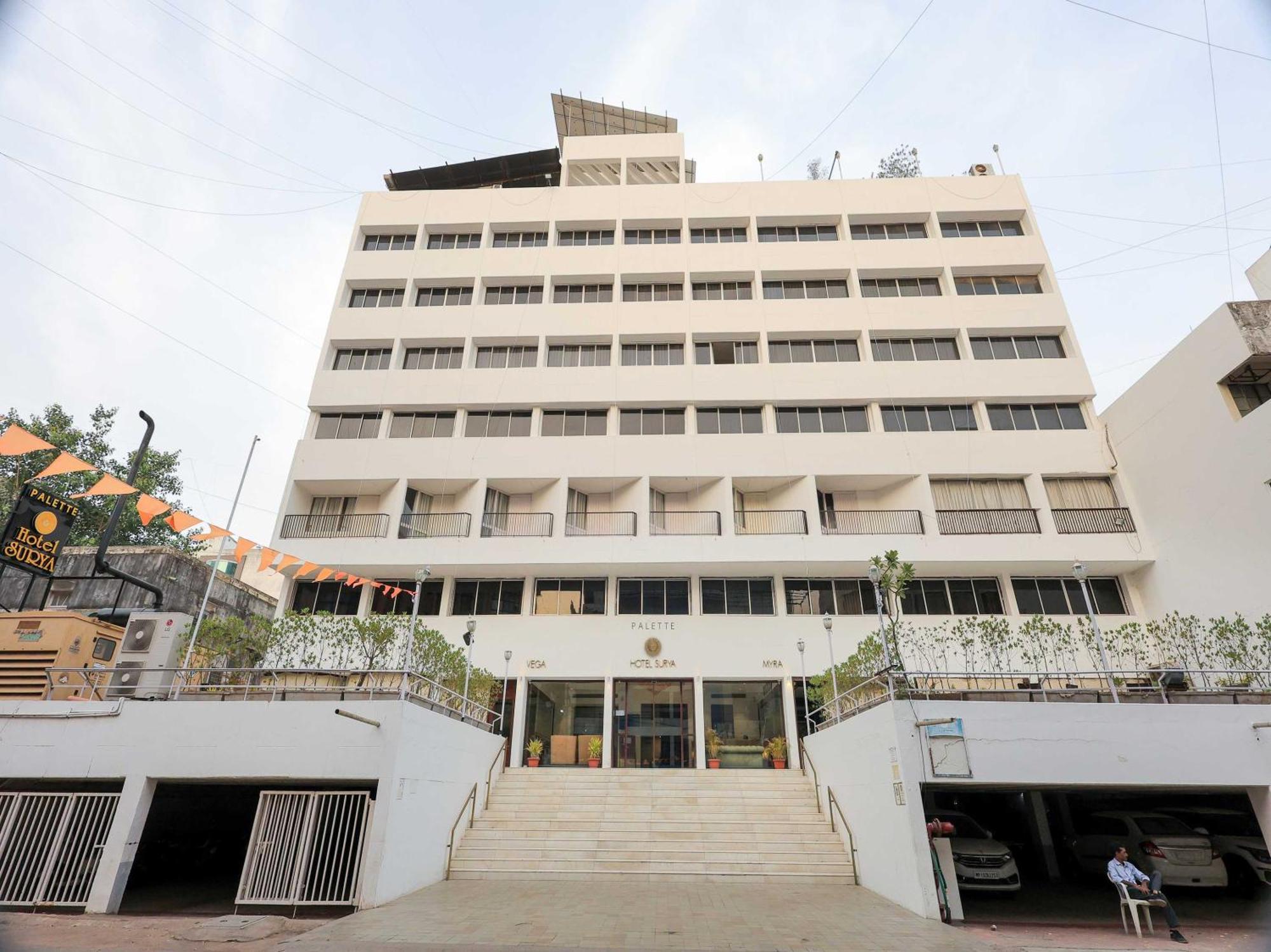 Palette Hotel Surya Vadodara Esterno foto