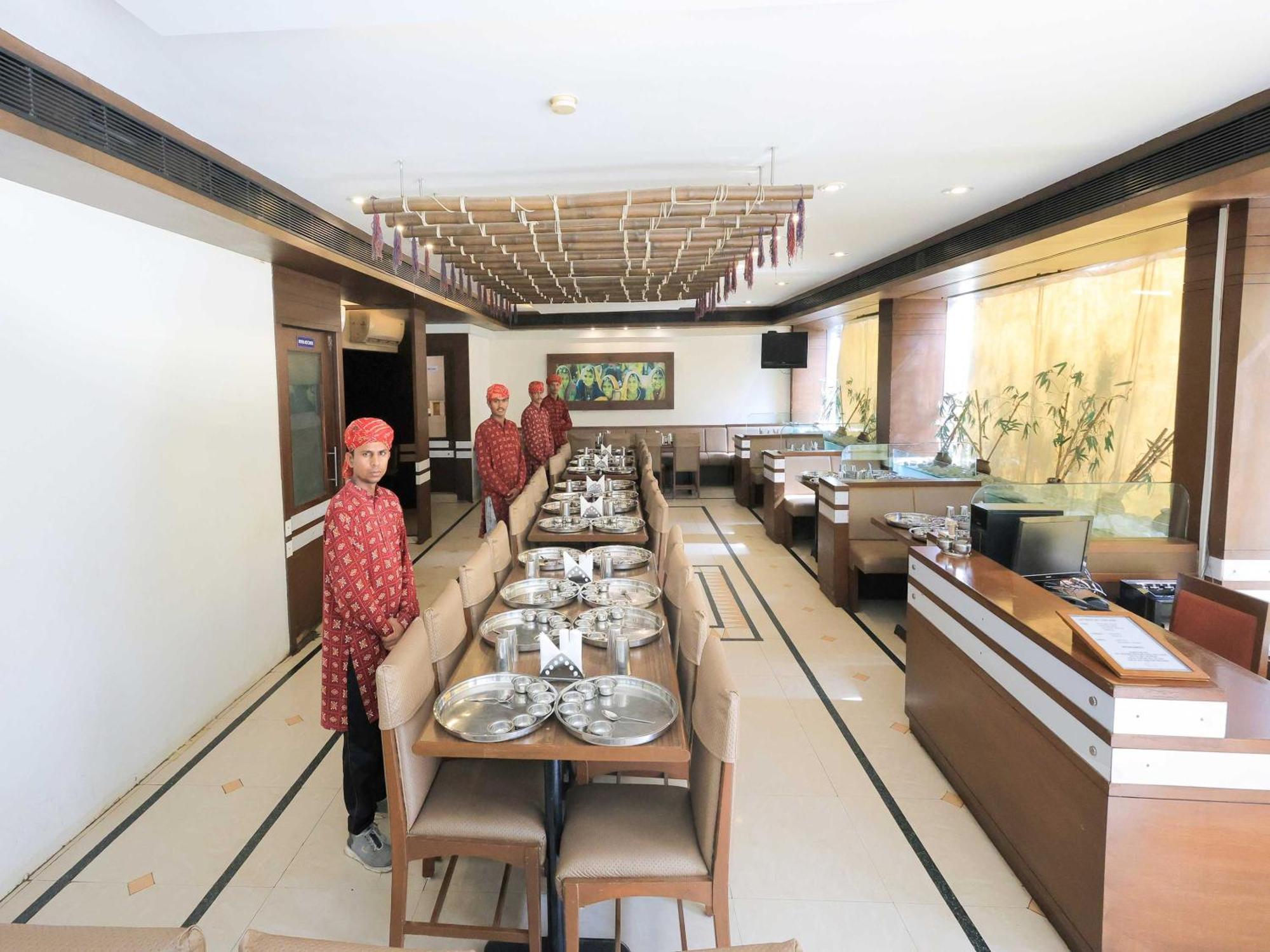 Palette Hotel Surya Vadodara Esterno foto