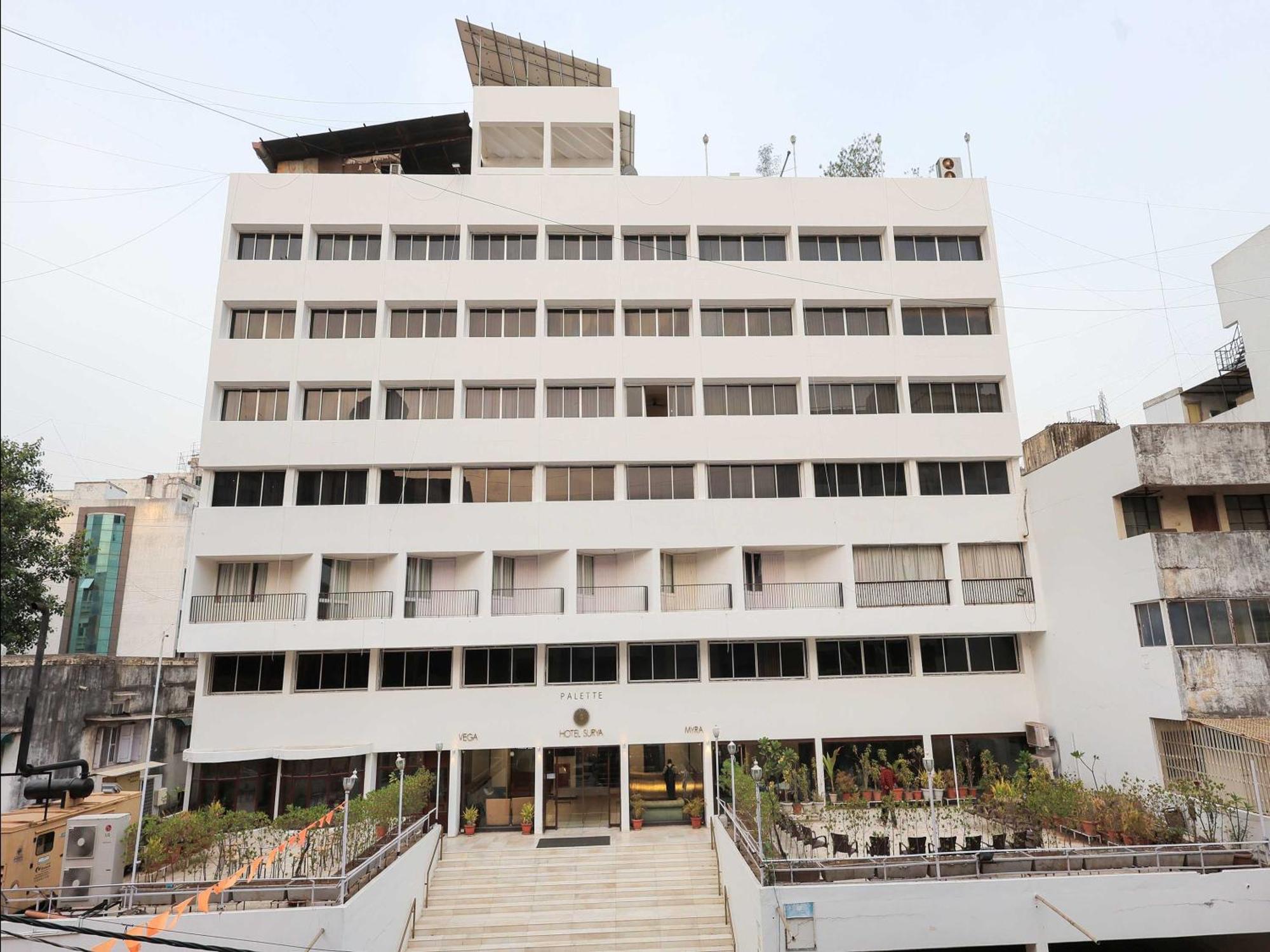 Palette Hotel Surya Vadodara Esterno foto