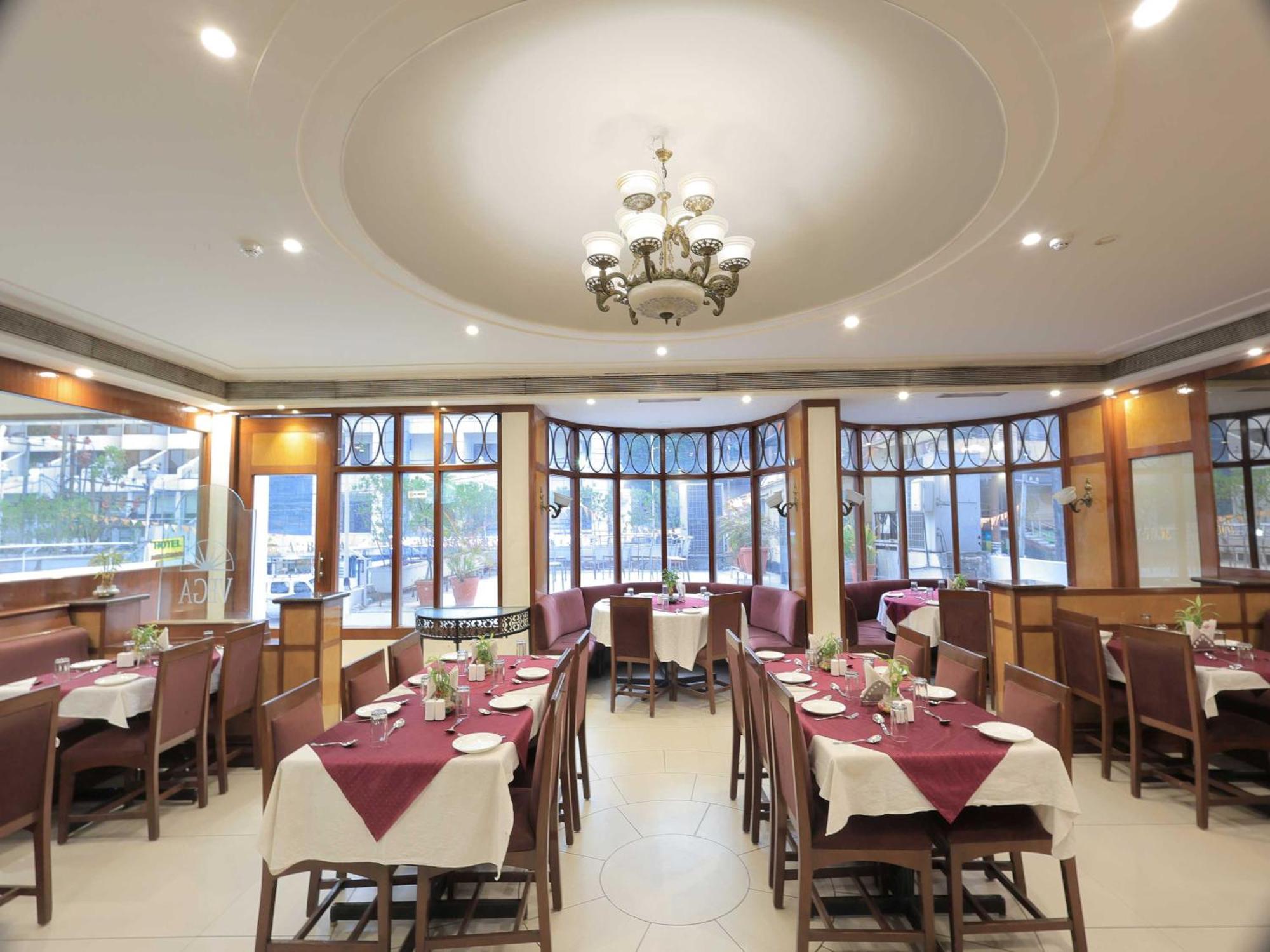 Palette Hotel Surya Vadodara Esterno foto