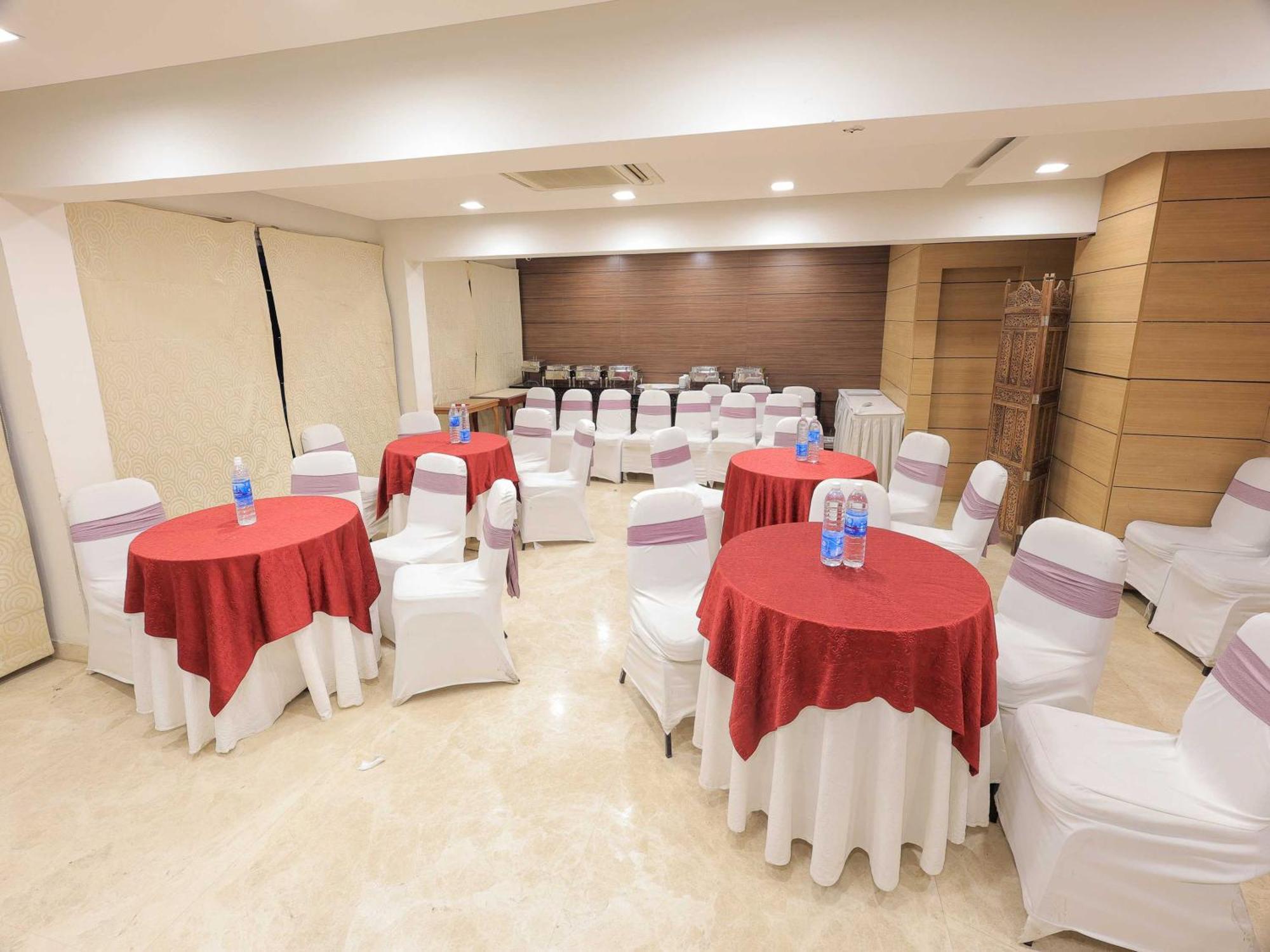 Palette Hotel Surya Vadodara Esterno foto