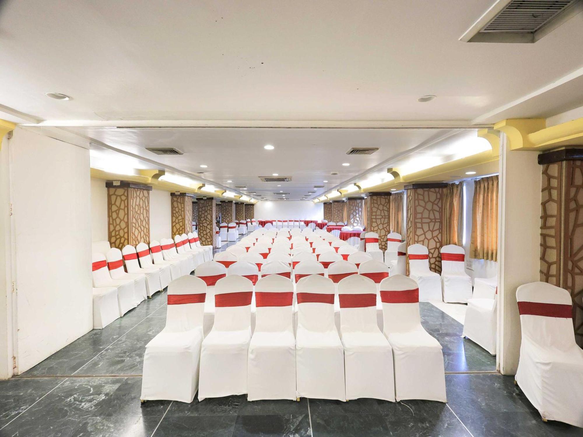 Palette Hotel Surya Vadodara Esterno foto