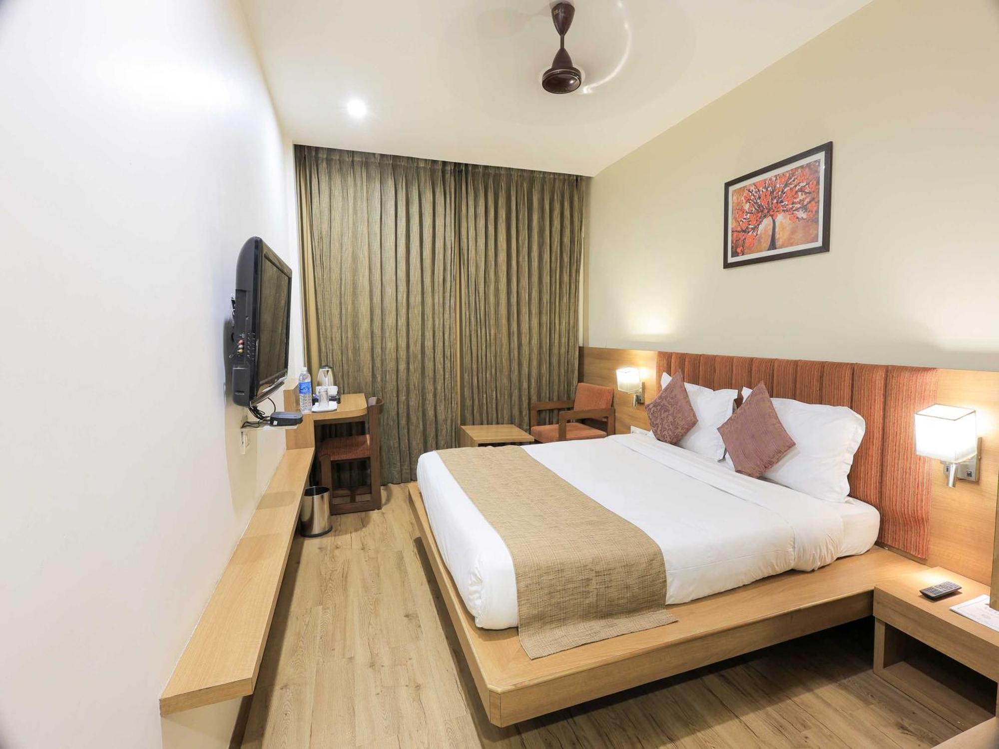 Palette Hotel Surya Vadodara Esterno foto
