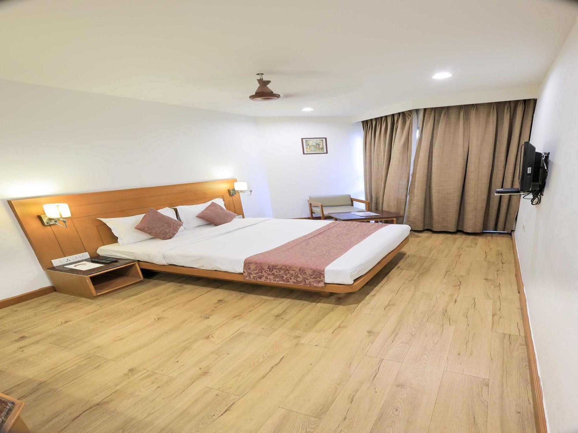 Palette Hotel Surya Vadodara Esterno foto