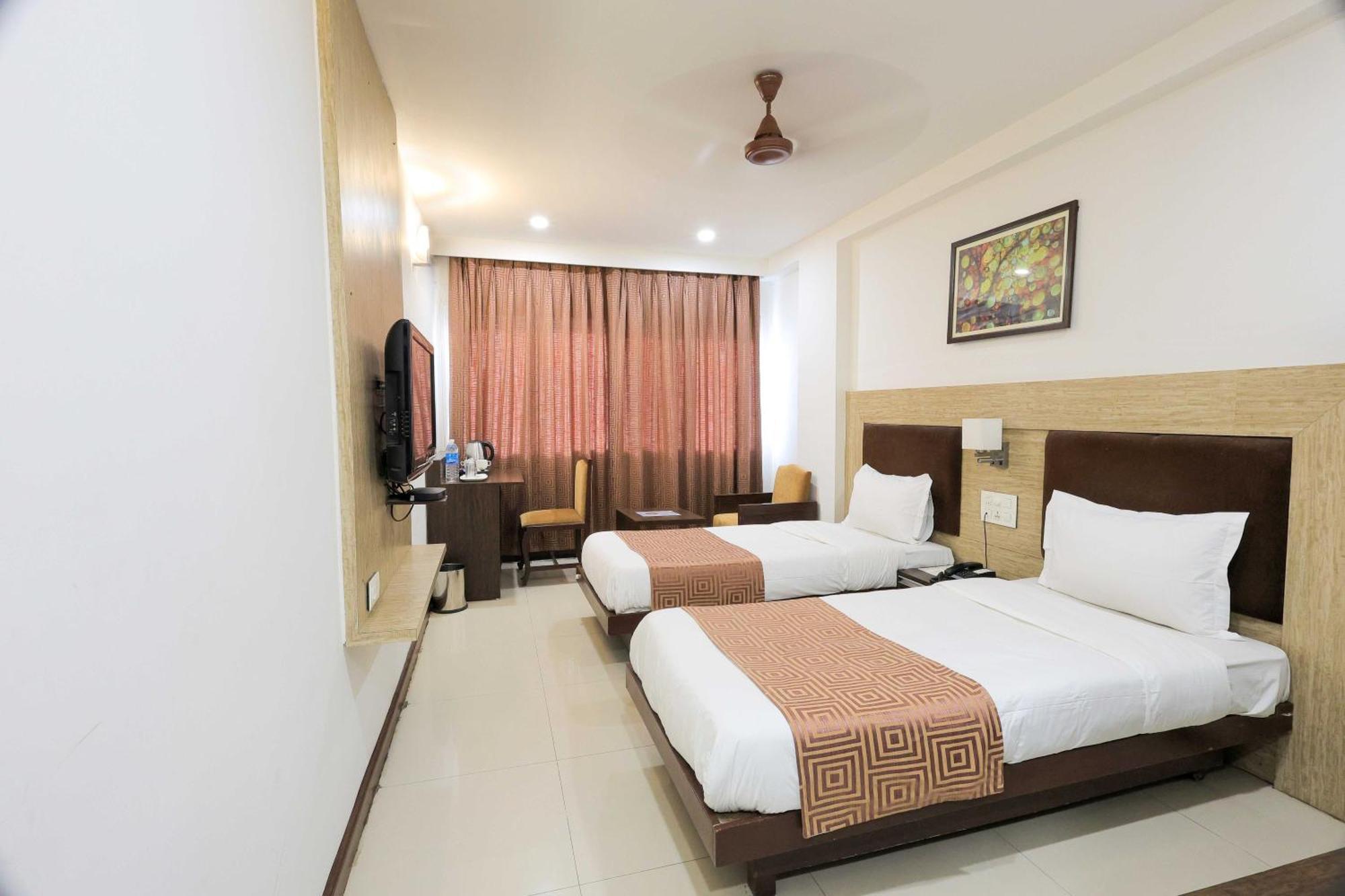 Palette Hotel Surya Vadodara Esterno foto