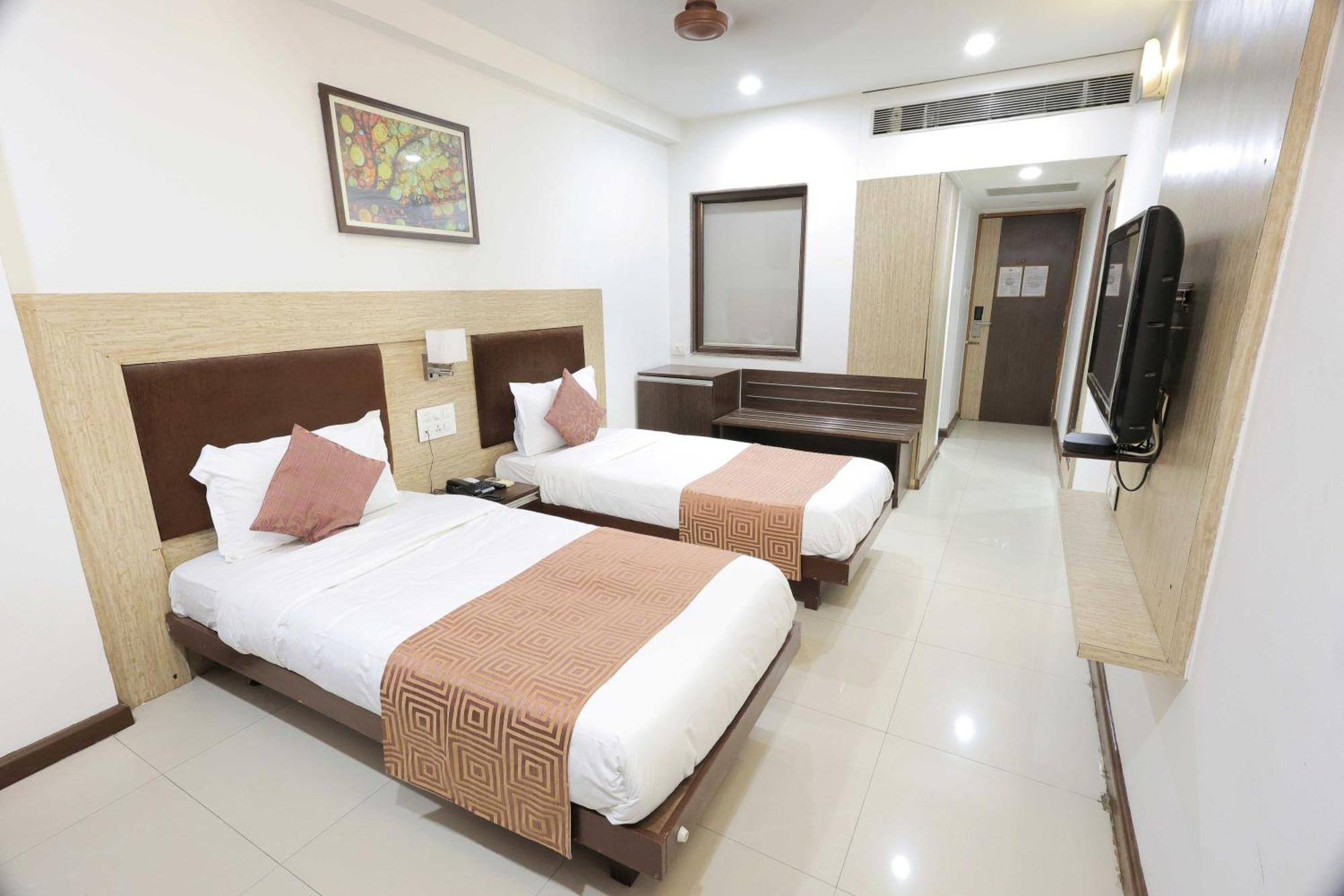 Palette Hotel Surya Vadodara Esterno foto