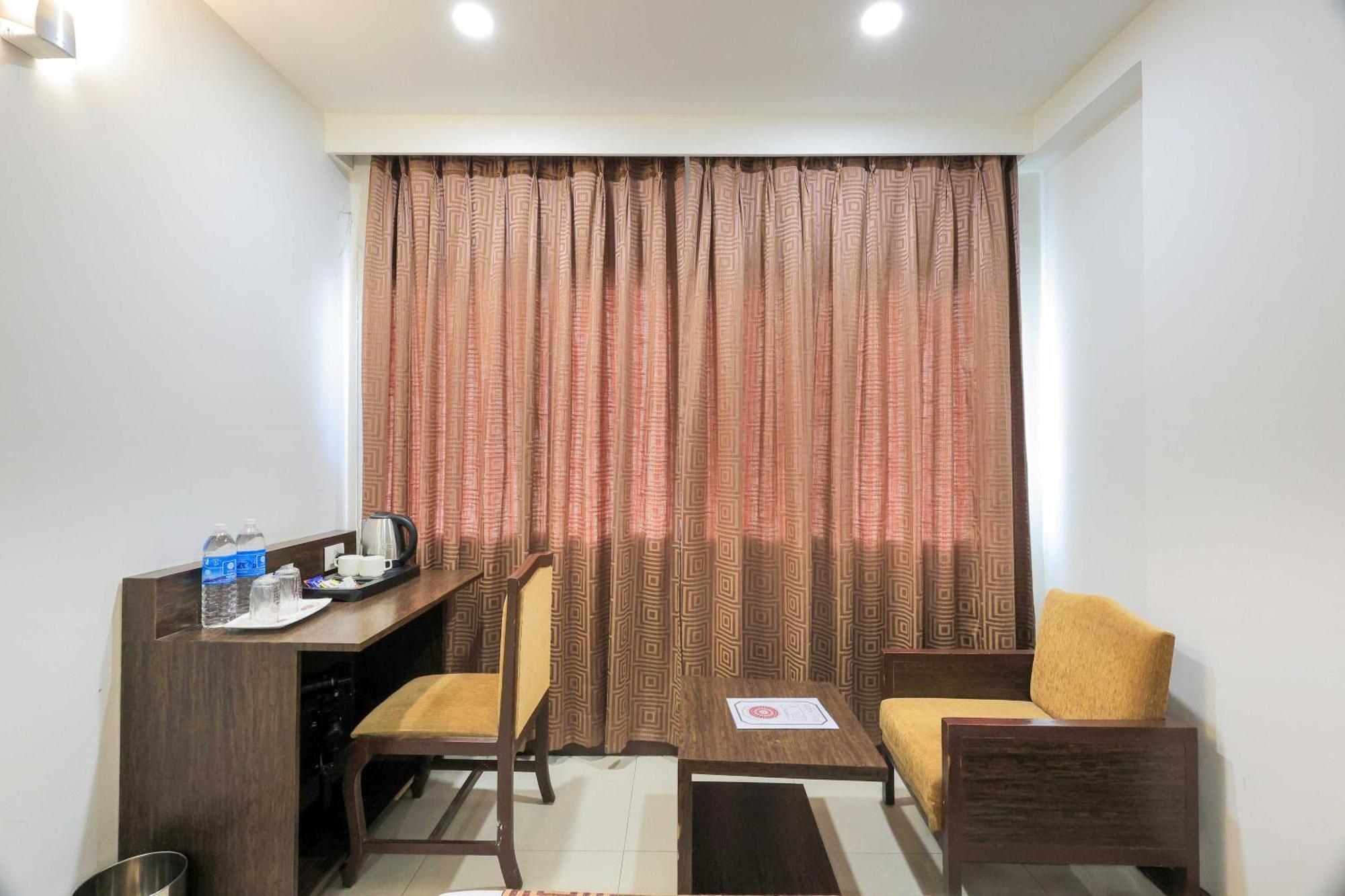 Palette Hotel Surya Vadodara Esterno foto
