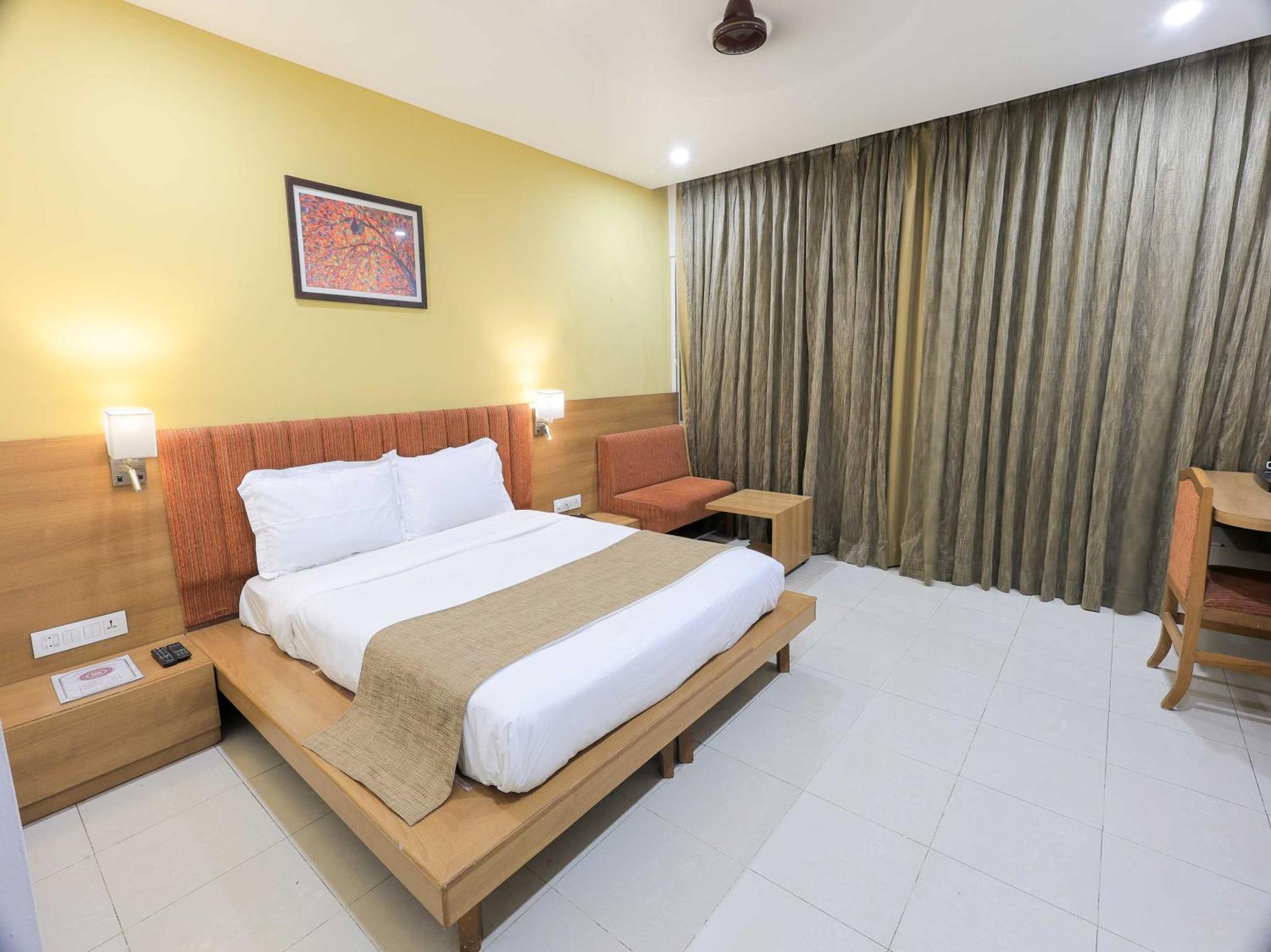 Palette Hotel Surya Vadodara Esterno foto