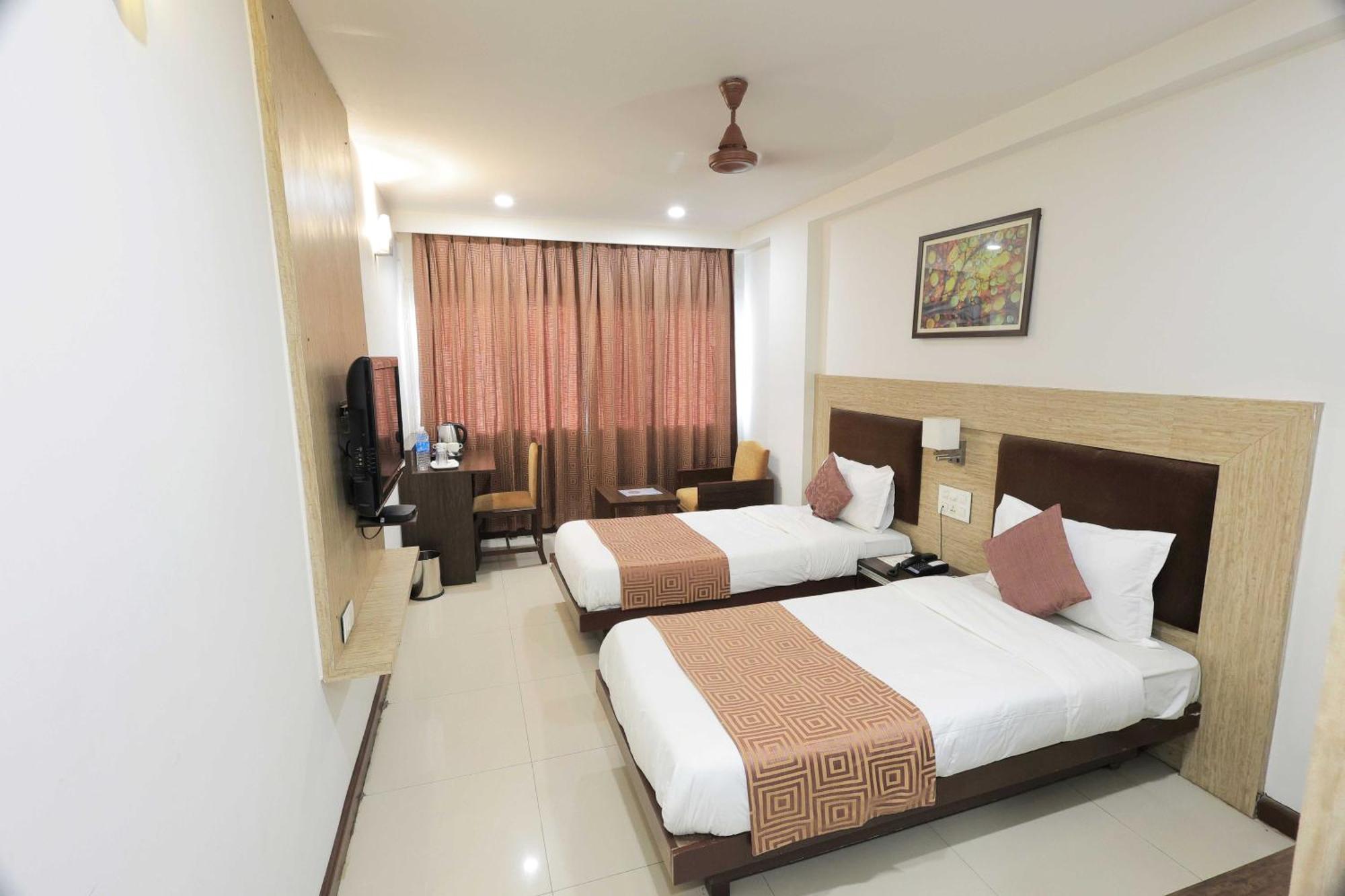 Palette Hotel Surya Vadodara Esterno foto