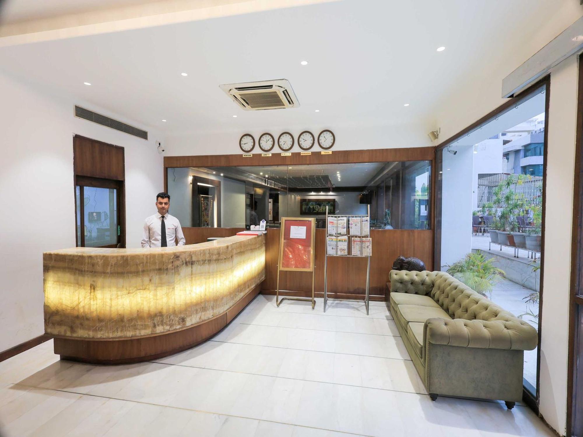 Palette Hotel Surya Vadodara Esterno foto