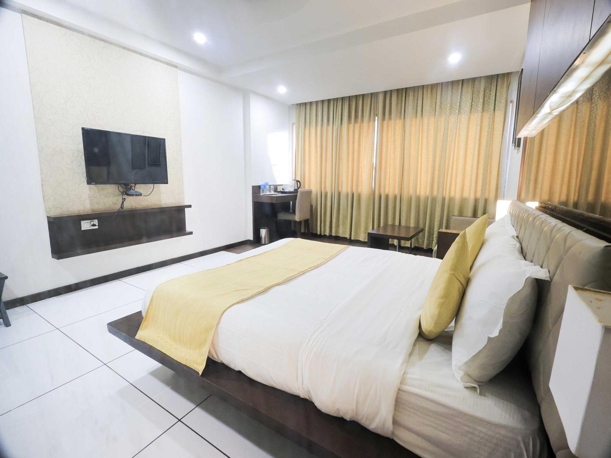Palette Hotel Surya Vadodara Esterno foto