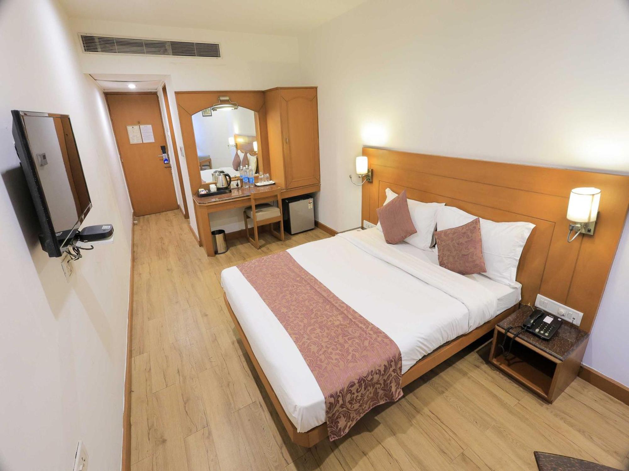 Palette Hotel Surya Vadodara Esterno foto