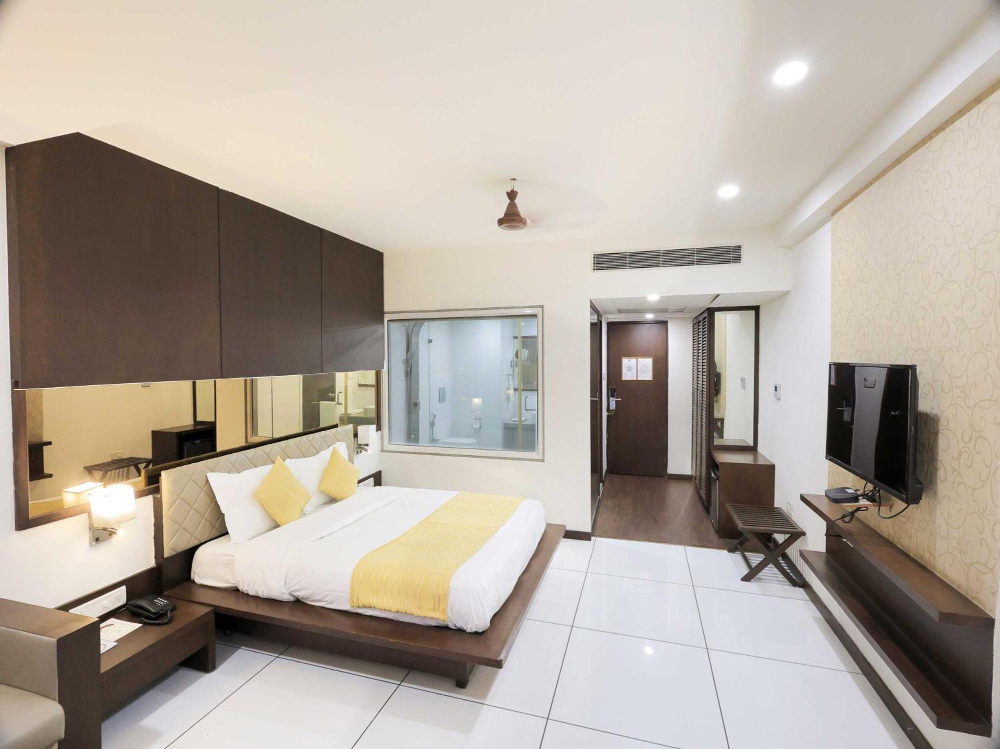 Palette Hotel Surya Vadodara Esterno foto