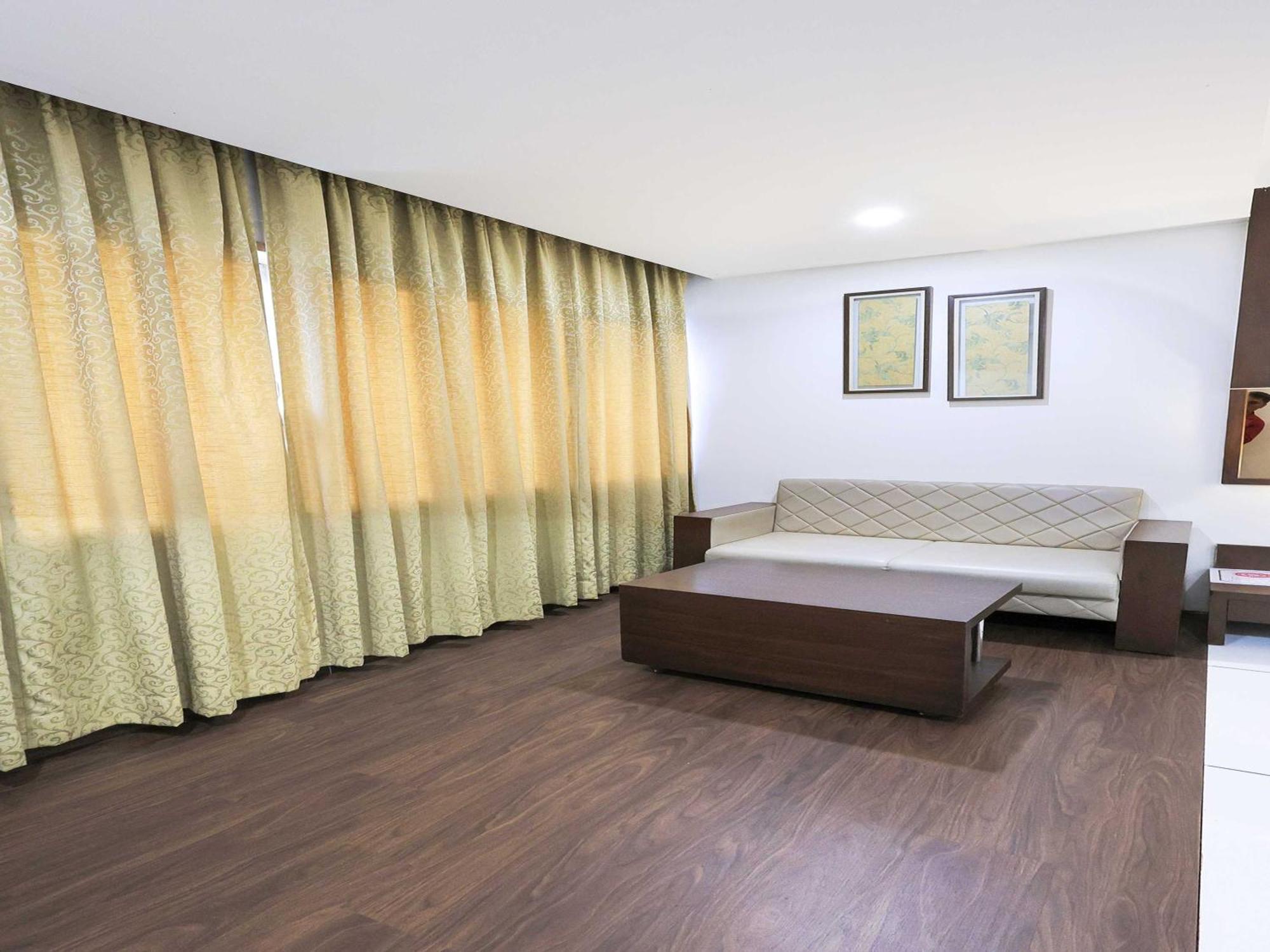 Palette Hotel Surya Vadodara Esterno foto