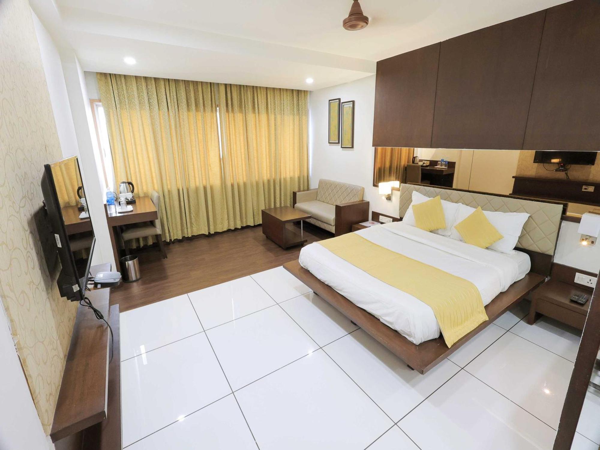 Palette Hotel Surya Vadodara Esterno foto