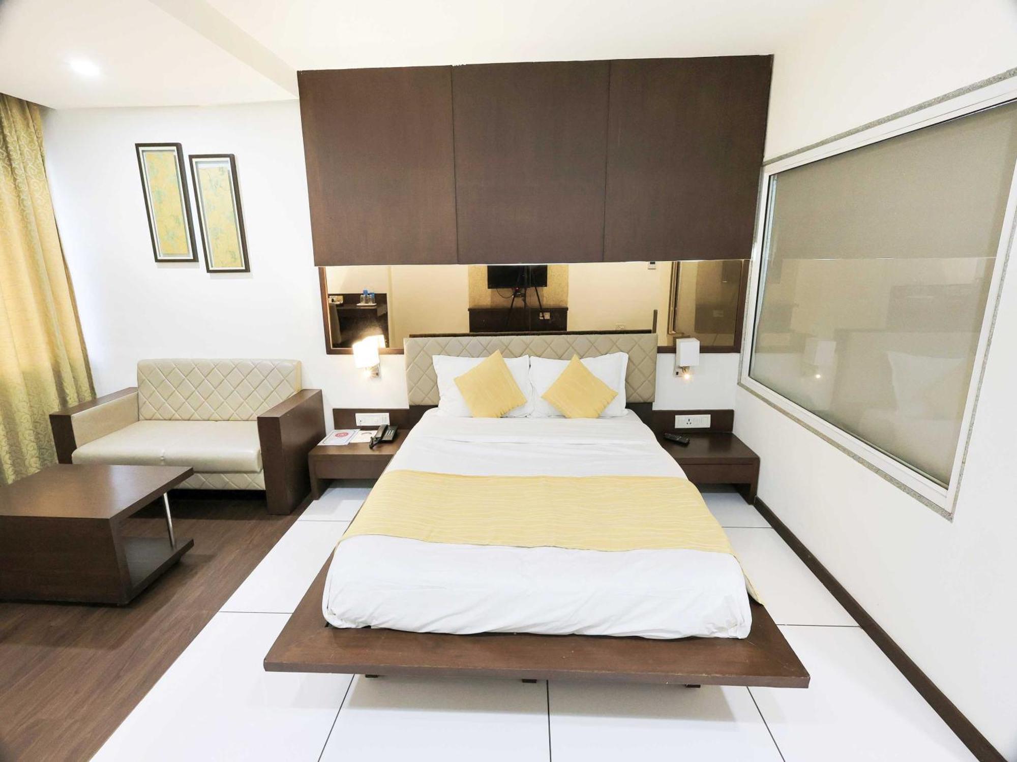 Palette Hotel Surya Vadodara Esterno foto