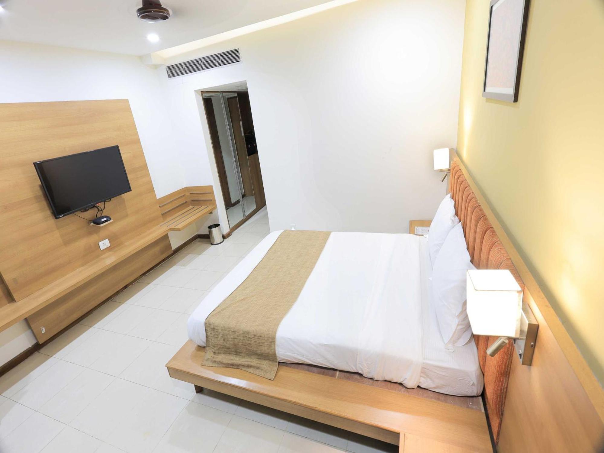Palette Hotel Surya Vadodara Esterno foto
